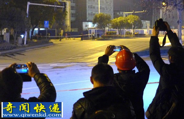 武汉闹市区发生V字形地陷 面积约300平米