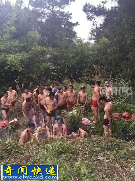 广西宾阳扫墓场 众男裸身现另类扫墓