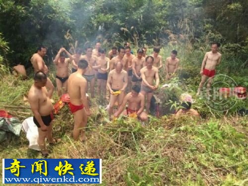 广西宾阳扫墓场 众男裸身现另类扫墓