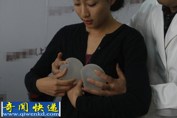 女导游国外隆胸整形失败变大小胸