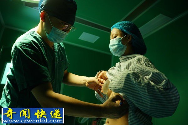 女导游国外隆胸整形失败变大小胸
