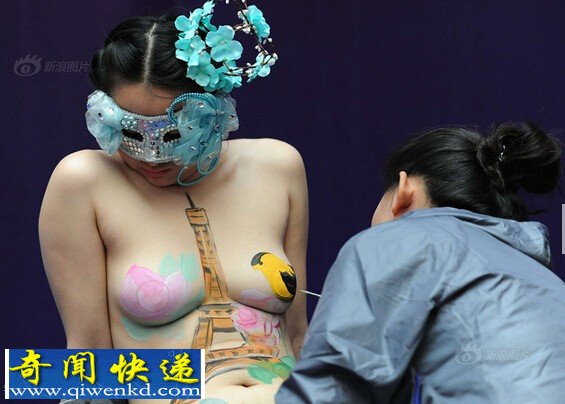 山东楼盘促销:女模特真空上阵人体彩绘吸引购房者围观