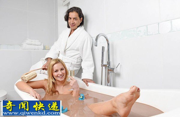 英土豪为女友裸身巧克力泡浴:1千英镑一次