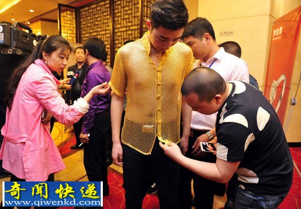 西安:举行黄金内衣秀 女模特身穿黄金比基尼助阵招商会