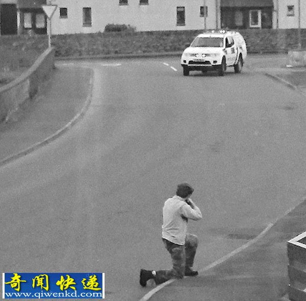 塞缪尔·巴洛在持枪走动的时候数次瞄准警方被击毙