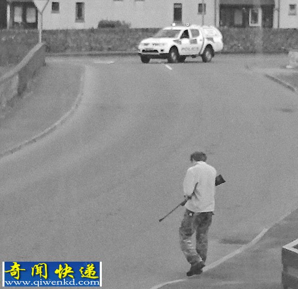 塞缪尔·巴洛在持枪走动的时候数次瞄准警方被击毙