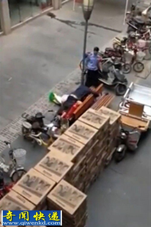 忘情男女街头长椅"路震" 城管撵不走