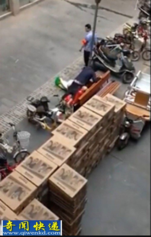忘情男女街头长椅"路震" 城管撵不走