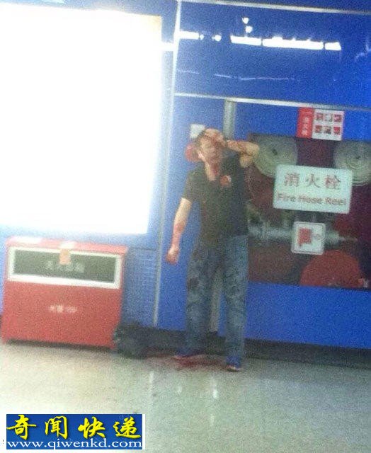 实拍广东广州地铁站男子持菜刀砍伤一男一女后逃逸