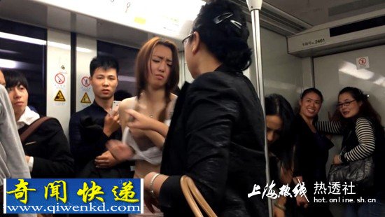 上海地铁两妙龄女当众脱衣 恶俗广告遭批 上海地铁两妙龄女当众宽衣解带 恶俗广告遭批