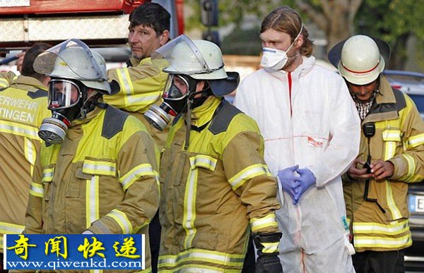 德国斯图加特一男子因过度肥胖卧床不起 消防员戴防毒面具救援