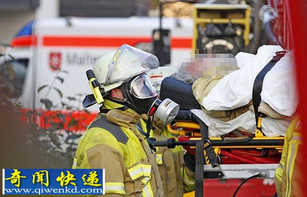 德国斯图加特一男子因过度肥胖卧床不起 消防员戴防毒面具救援