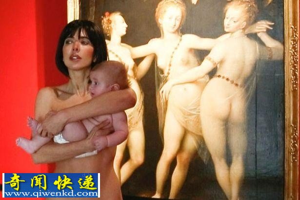 实拍瑞士女艺术家抱裸身婴儿现身博物馆引争议