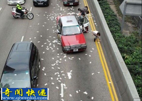 香港中环运钞车钱箱跌 民众捡后迅速离开