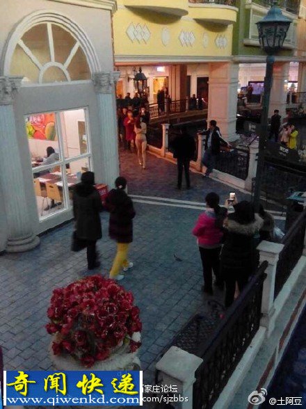 国足惜败女球迷为国足街头裸奔