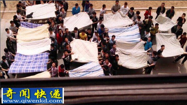 大学女生欲跳楼;男生撑开数十床被子救人
