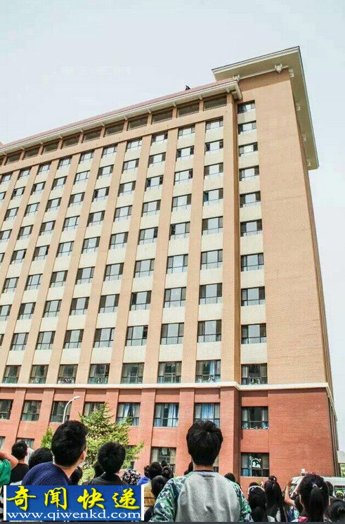 大学女生欲跳楼;男生撑开数十床被子救人