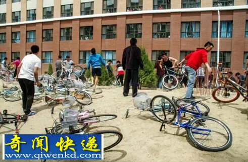 大学女生欲跳楼;男生撑开数十床被子救人