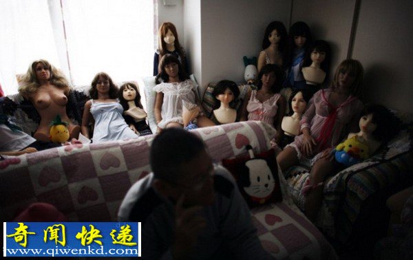 了解和充气娃娃生活的男人 与娃娃们共枕而眠