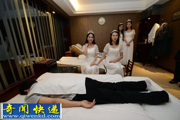 湖南10名校花集体赴足浴店学习按摩技术