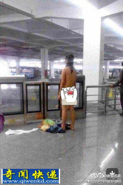 无锡女子车站被甩 疯狂当众脱光求男友回心转意