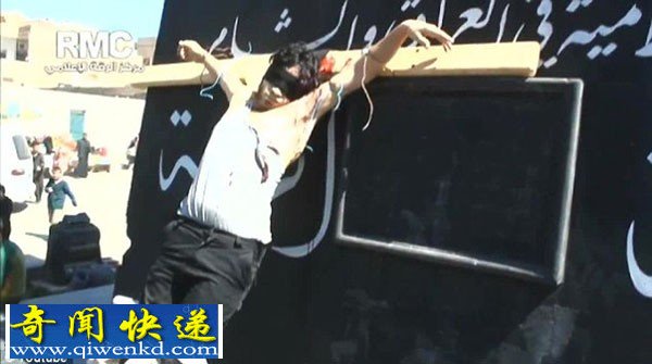 叙利亚一男子因杀人被处死 尸体被绑在市广场的木架上