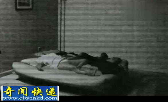 监控实拍:男子熟睡中悬浮而起灵异事件