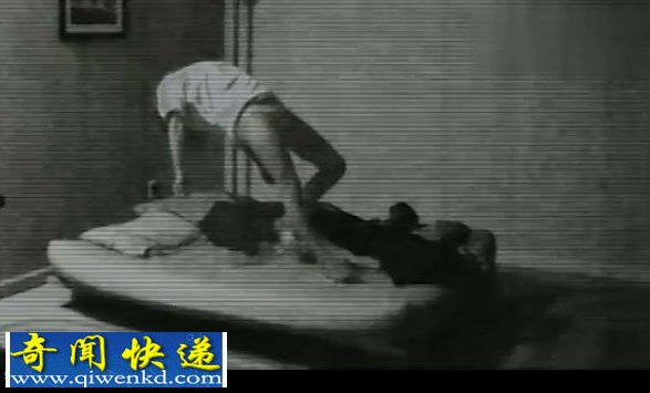 监控实拍:男子熟睡中悬浮而起灵异事件