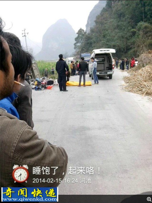 广西河池白土乡摩托车车祸现场 客车侧翻2死1伤