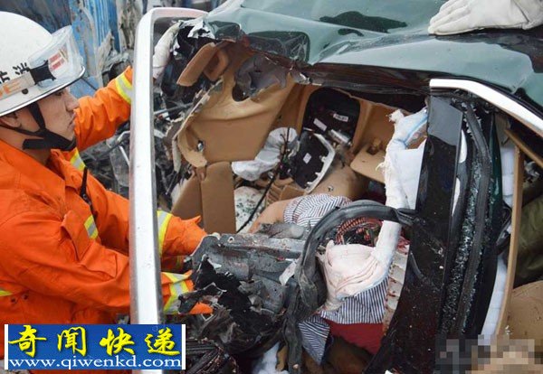 贵阳保时捷追尾大货车致死5人 破拆车辆救援