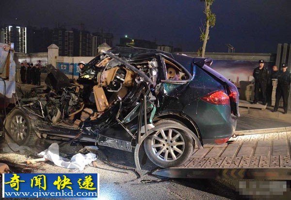 贵阳保时捷追尾大货车致死5人 破拆车辆救援