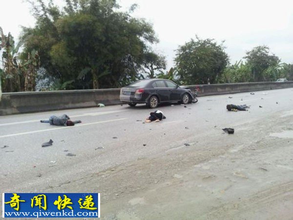 肇庆:大众轿车撞改装摩托 三人被撞飞倒地身亡