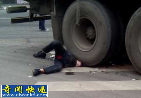 夹江:水泥罐装车碾压摩托男女 女子被车轮压死(惨烈车祸组图)