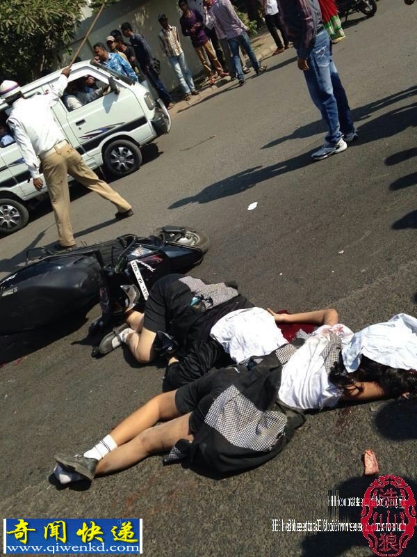 印度闹市区两名骑摩托女学生被泥头车碾压爆头