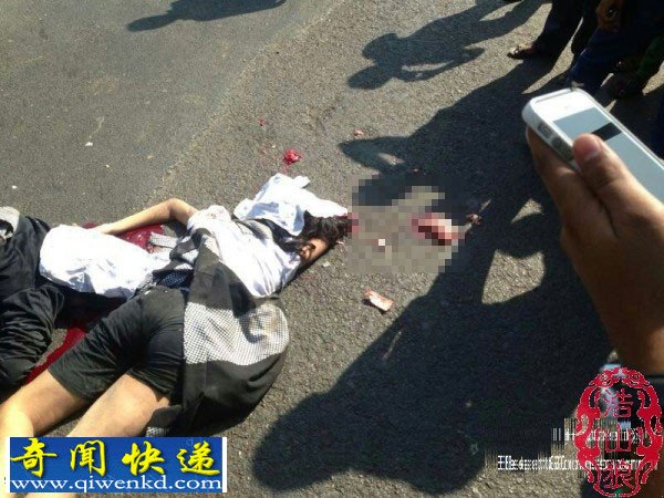 印度闹市区两名骑摩托女学生被泥头车碾压爆头