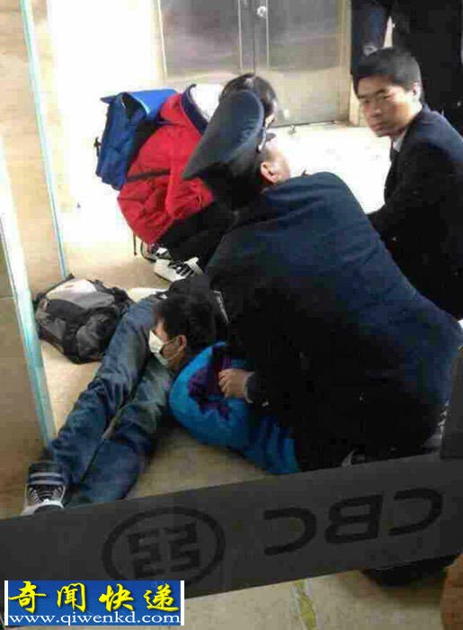 男子ATM机前20分钟未办完业务与人发生口角被排队者刺死