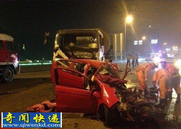 水泥罐车与轿车相撞 致6名90后身亡现场血流一地