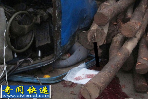 浙江:满载木头小货车侧翻 将司机压死在车轮下