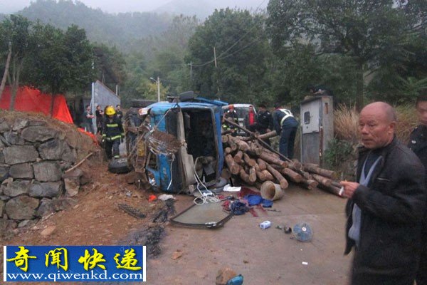 浙江:满载木头小货车侧翻 将司机压死在车轮下
