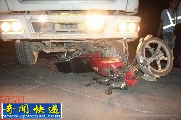 广东梧州:搅拌车撞摩托车 摩托车男子遭拖行十多米身亡