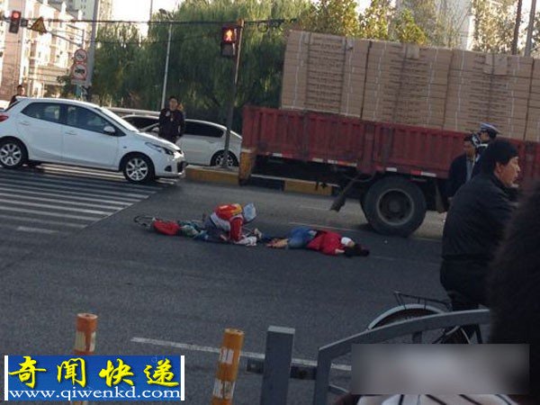 上海:卡车转弯不慎撞到祖孙 奶奶遭碾压孙子目睹