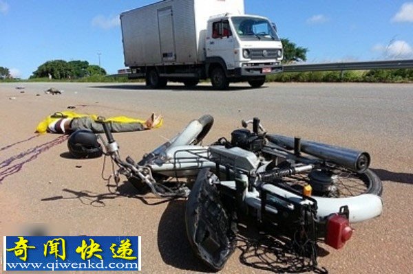 摩托车逆行惨遭卡车撞击爆开眉骨