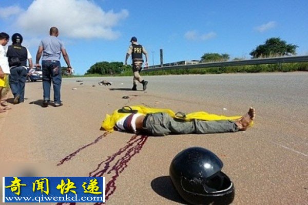 摩托车逆行惨遭卡车撞击爆开眉骨