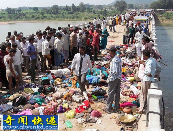 印度寺庙踩踏事件已致115人死亡 多数罹难者是妇女和小孩