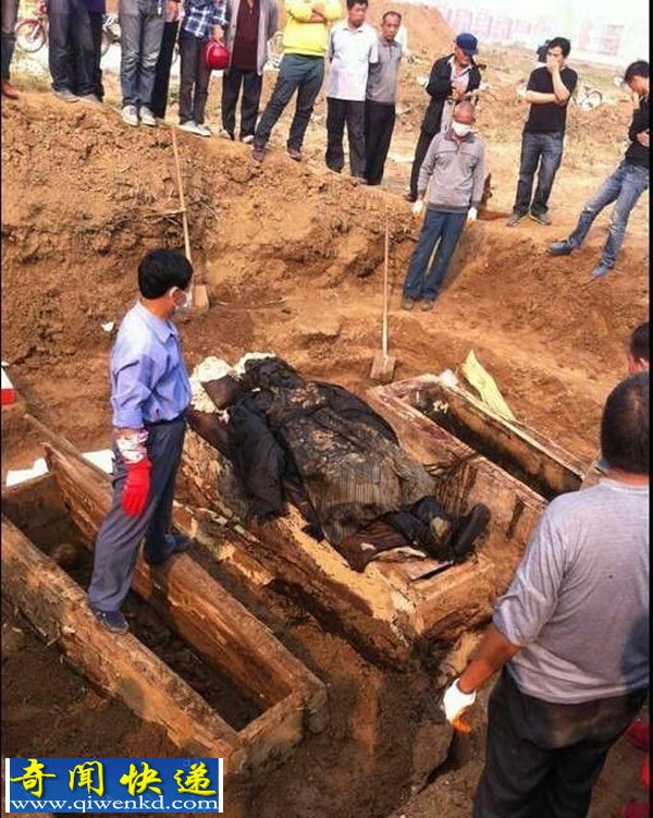 河南现完好清朝官服干尸 离奇失踪后传墓主人后代现身讨说法
