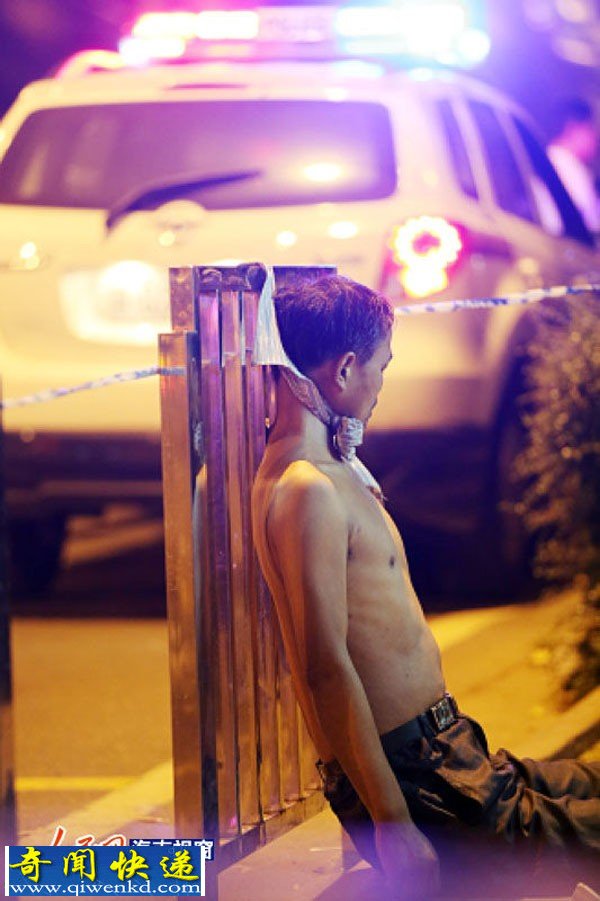 男子不满生活将脖子绑在护栏在公交站台自缢身亡