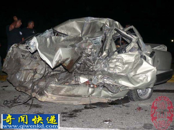 conew_family_tragedy (3).jpg 国外惨烈车祸:小车被货车撞扁悲剧两个家庭6人死亡