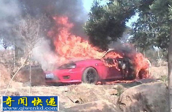 浙江义乌:林地红色跑车内一男一女被绑车上烧死
