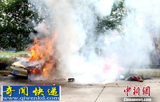 现场组图:四川保时捷与电瓶车相撞后起火燃烧致1死1伤