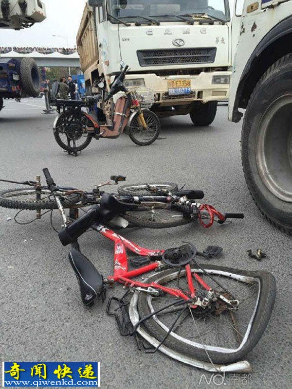 深圳泥头车撞上自行车 致死2人伤一人